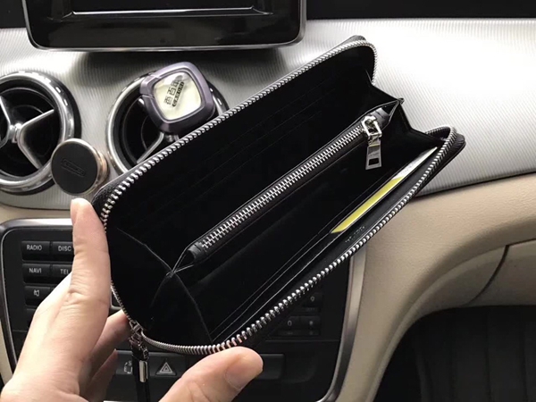 バーバリー財布着用イメージ